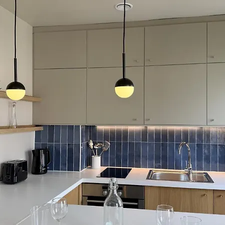 One-bedroom Close To The Center. 릴