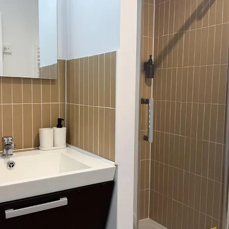 One-bedroom Close To The Center. 릴